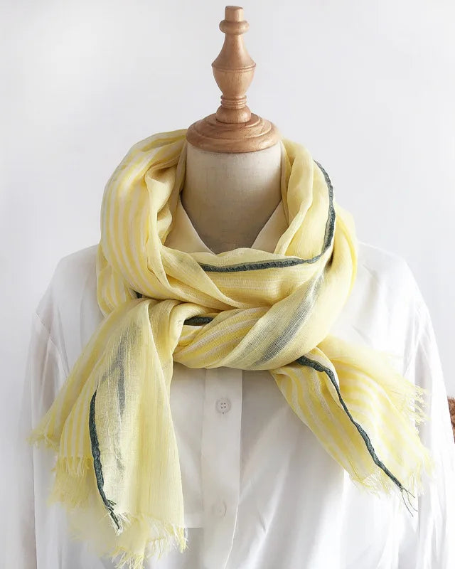 A two-tone shawl scarf with a natural linen-look weave and generous 200x90cm cut, designed for quiet contrast and versatile layering in any season.