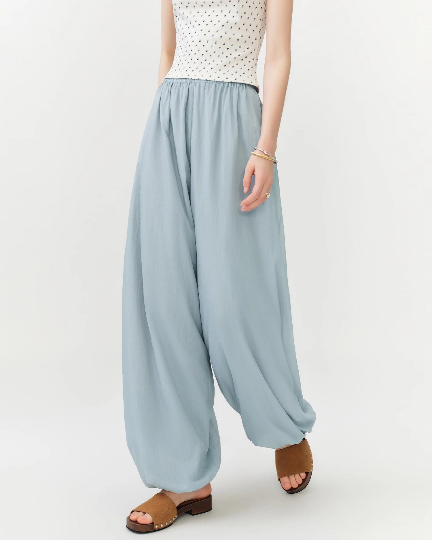 High waist balloon pants — a loose-fit, tapered silhouette in lightweight fabric, featuring elastic waist closure and side pockets. Perfect for vacation, travel, or casual everyday wear.