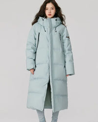 Longline hooded duck down coat with white duck down fill, horizontal quilting, integrated hood, front zip and long zip pockets, a warm below-knee fall-winter coat for commutes.