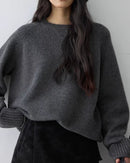 Relaxed raglan cashmere sweater for women with raglan sleeves, crewneck, deep ribbed cuffs and a generous one-size fit, a soft fall-winter 100% cashmere pullover.