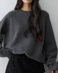 Relaxed raglan cashmere sweater for women with raglan sleeves, crewneck, deep ribbed cuffs and a generous one-size fit, a soft fall-winter 100% cashmere pullover.