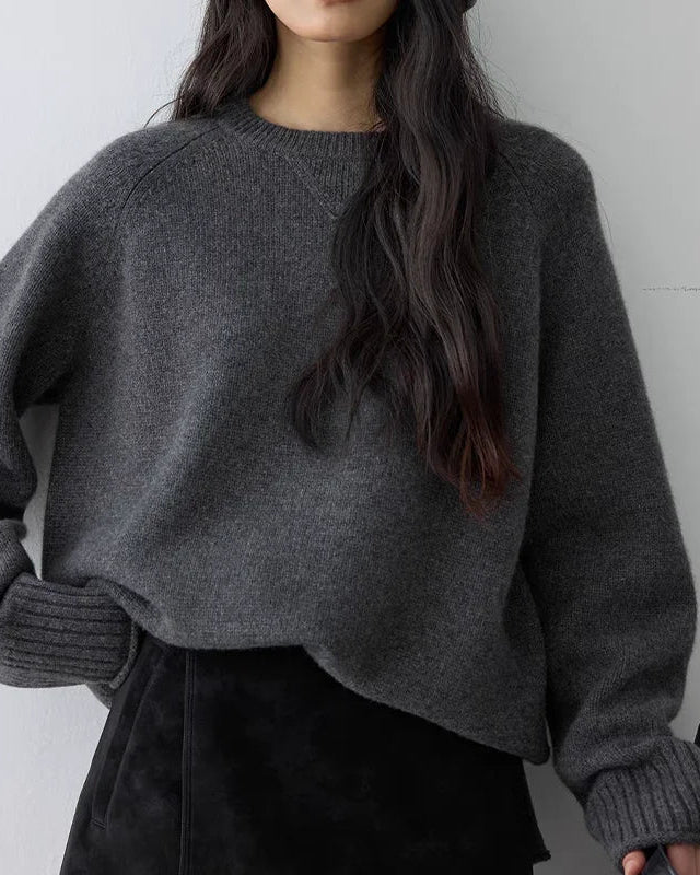 Relaxed raglan cashmere sweater for women with raglan sleeves, crewneck, deep ribbed cuffs and a generous one-size fit, a soft fall-winter 100% cashmere pullover.