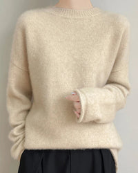 A longline cashmere crewneck sweater with crewneck, longline silhouette, loose fit, long sleeves and cashmere, designed for a cozy winter layering look that pairs from sneakers to boots.