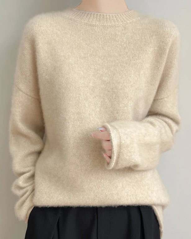 A longline cashmere crewneck sweater with crewneck, longline silhouette, loose fit, long sleeves and cashmere, designed for a cozy winter layering look that pairs from sneakers to boots.