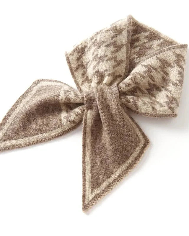 Wool cashmere houndstooth knit ring scarf. 65% wool, 35% cashmere, 90x11cm — an elegant geometric neck warmer for women in spring and autumn.