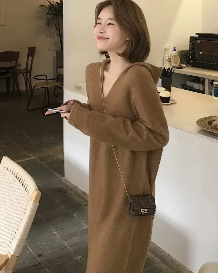 This extrafine merino hooded dress is more than a garment; it is a daily ritual of softness, warmth, and quiet confidence. Designed to last, made to be loved.