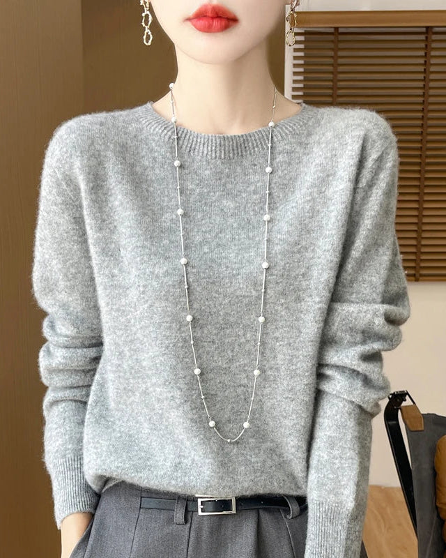 A pure merino wool pullover sweater with a clean O-neck and slim regular fit, designed for soft, versatile layering in autumn and winter.
