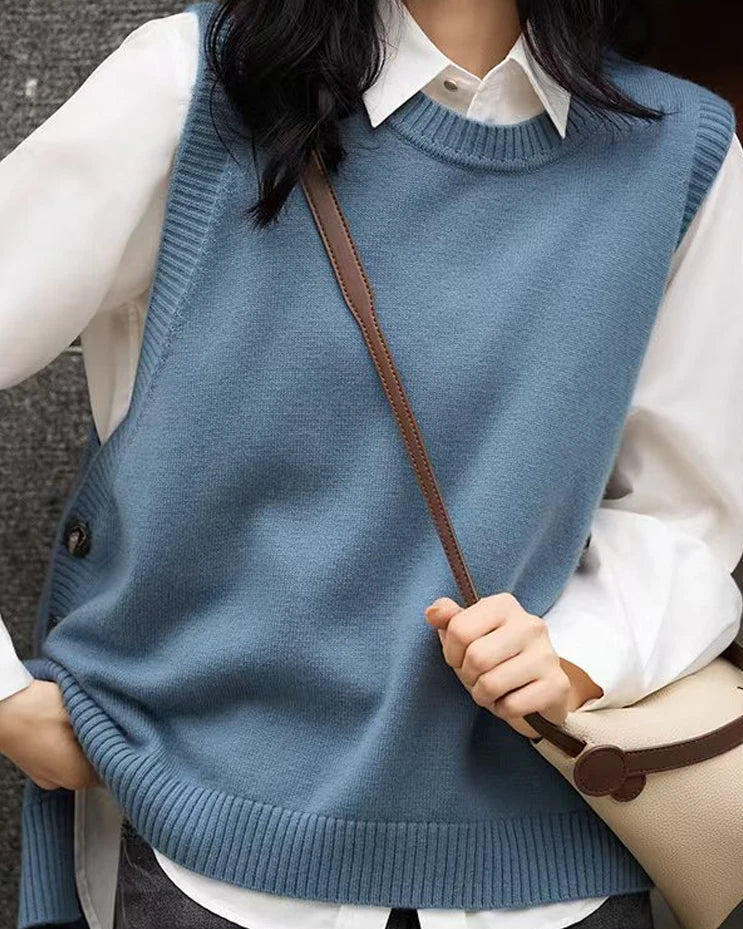 Its relaxed regular fit accommodates easy movement, while the fine-knit texture feels gentle against the skin throughout the day.