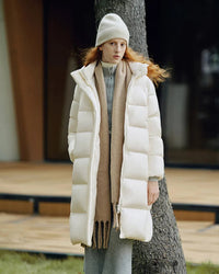 Its extended silhouette lends an enveloping sense of coverage, balanced by the simplicity of a zip front.