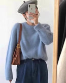 A thick wool crewneck sweater with crewneck, loose fit, long sleeves and stretch, designed for a cozy winter layering look that pairs from sneakers to boots.