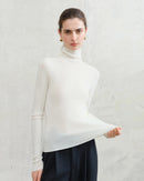 Wearing effect of Premium Series Women's Super Fine Washable Biella Wool Seamless Mock Neck Autumn Thermal Base Layer.