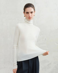Wearing effect of Premium Series Women's Super Fine Washable Biella Wool Seamless Mock Neck Autumn Thermal Base Layer.