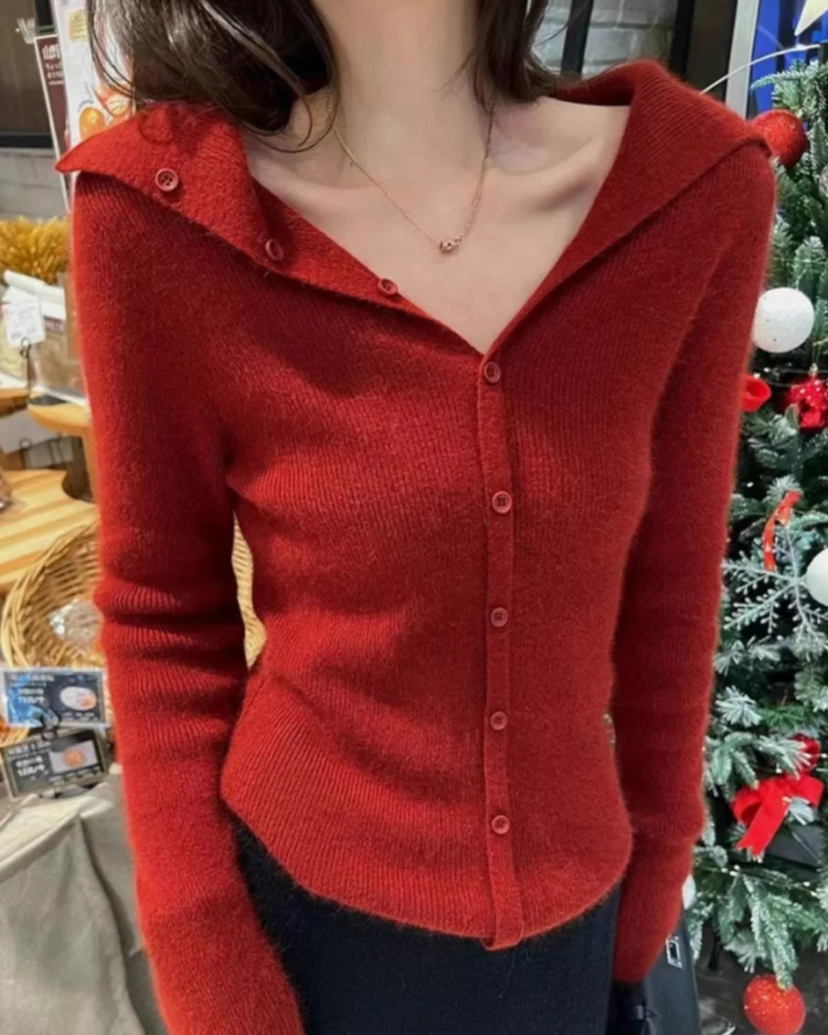 A short cashmere cardigan featuring a sculpted sailor lapel, a single-breasted open front, and a relaxed straight sleeve for a refined, cozy layer.