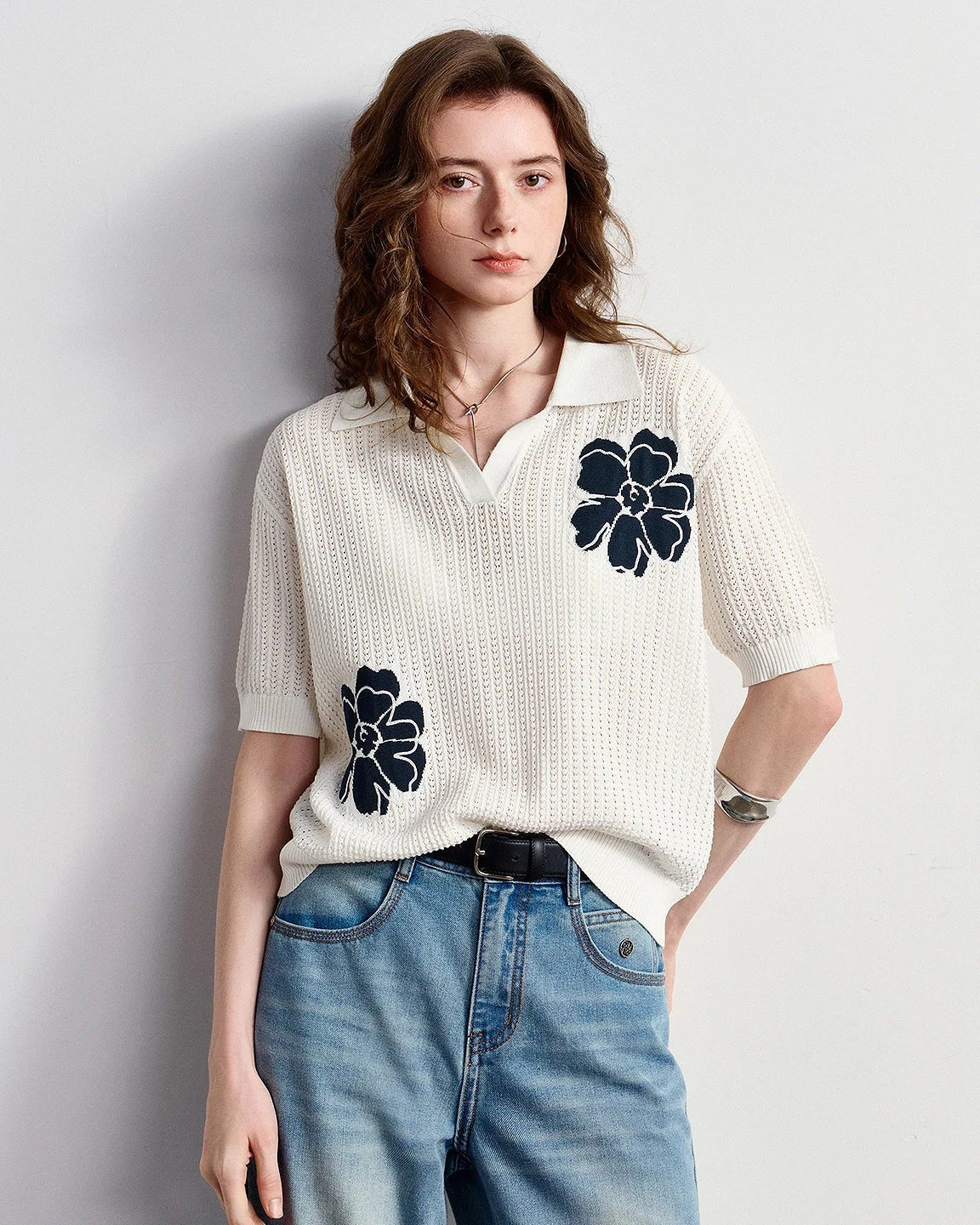 Hollow cable-knit top with floral jacquard, V-neck and short sleeves. High-stretch ice-silk feel, loose pullover fit — lightweight and breathable summer knitwear.