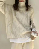 Soft cashmere surrounds the neck and shoulders in a comfortable, protective layer, while the substantial knit keeps the silhouette composed.