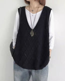 Oversized hollow-knit cotton vest. Deep V neckline, longline silhouette, medium stretch — a relaxed layering essential for autumn and winter.