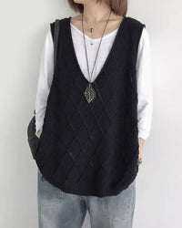 Oversized hollow-knit cotton vest. Deep V neckline, longline silhouette, medium stretch — a relaxed layering essential for autumn and winter.