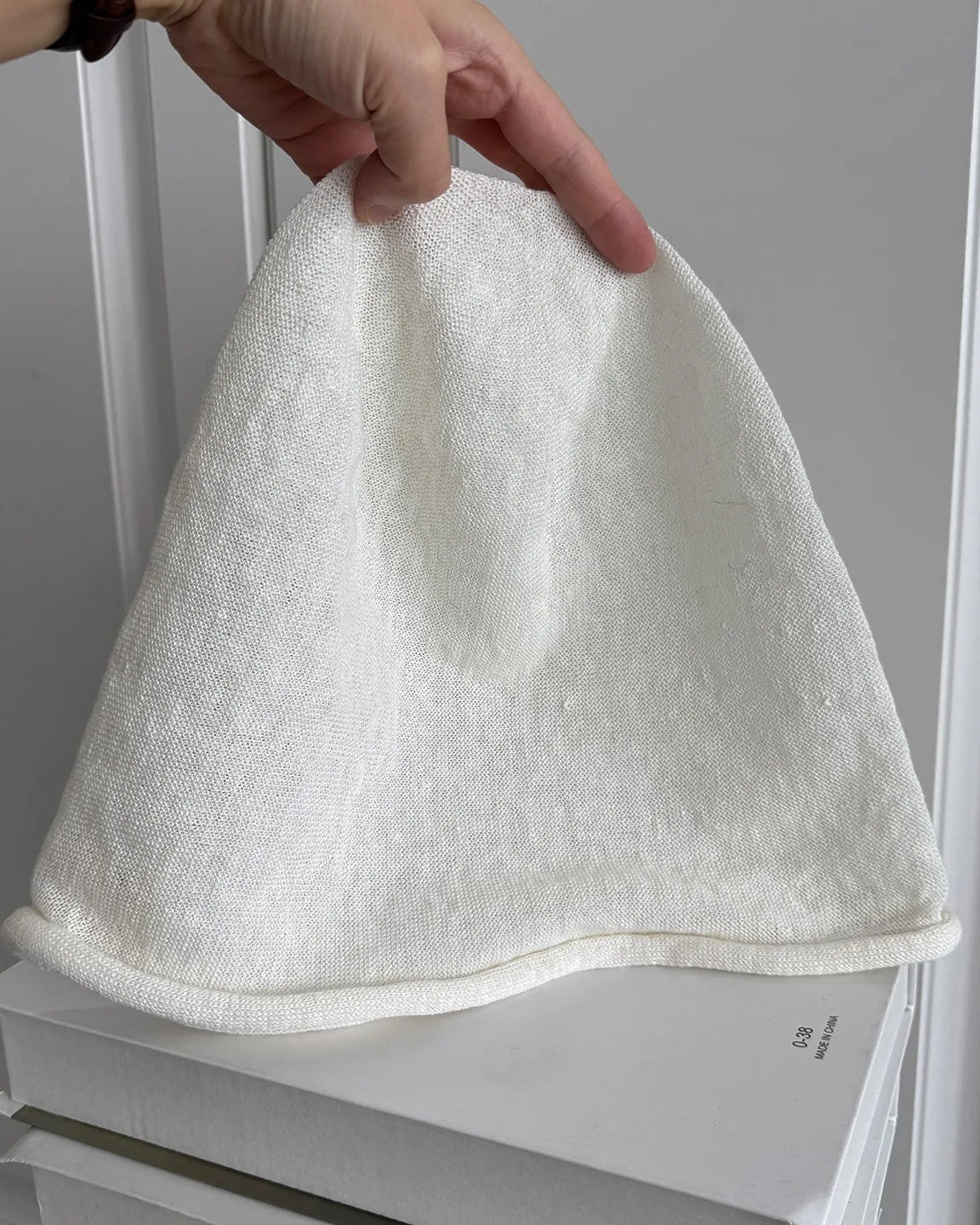 Women's Linen knit slouchy beanie featuring a sculpted rolled edge, single-layer open knit, and natural linen fabric, perfect for delivering breathable comfort in air-conditioned environments.