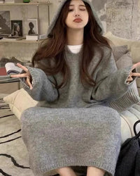 The loose, straight silhouette skims the body without restriction, while the attached hood provides an effortless, casual edge.