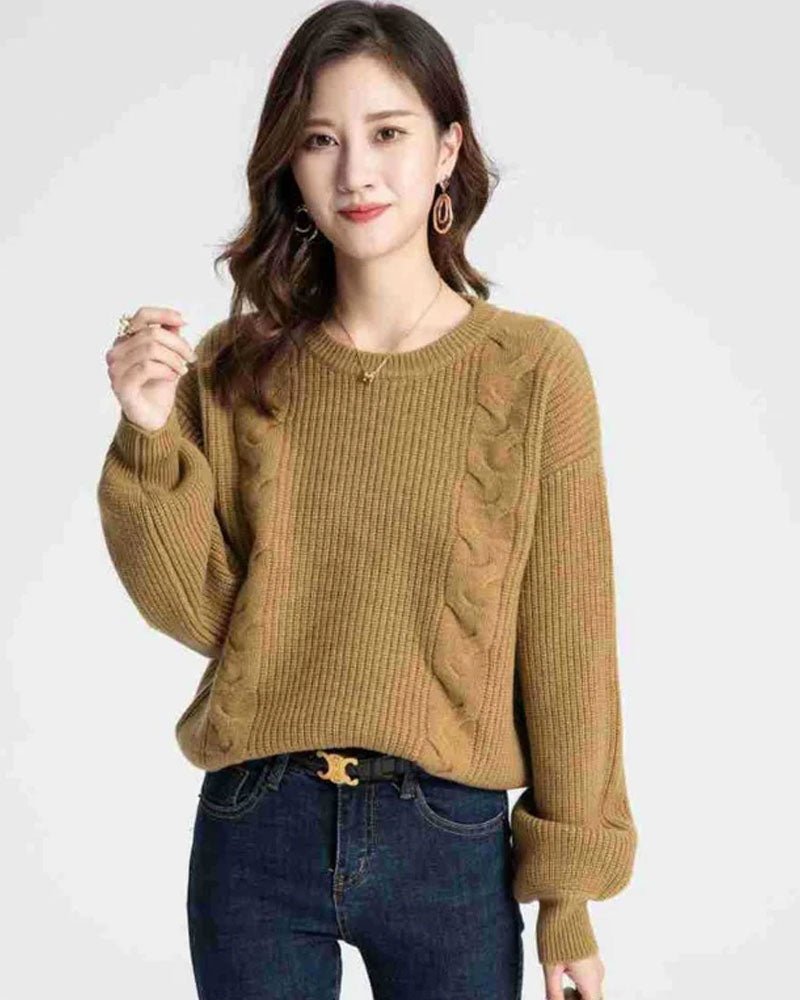 Chunky yet refined oatmeal pullover: 100 % sheep-wool yarns give natural warmth and a calm, elegant temperament through the coldest commutes.