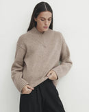 Women’s wool-blend V-neck sweater with relaxed long sleeves and standard thickness—soft everyday layer for autumn cafés, office days or weekend layering.