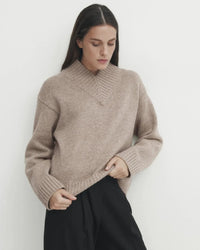Women’s wool-blend V-neck sweater with relaxed long sleeves and standard thickness—soft everyday layer for autumn cafés, office days or weekend layering.
