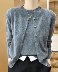  Women's merino-wool two-piece set with O-neck tee and matching cardigan—coordinated layer for autumn offices, winter weekends or travel days.